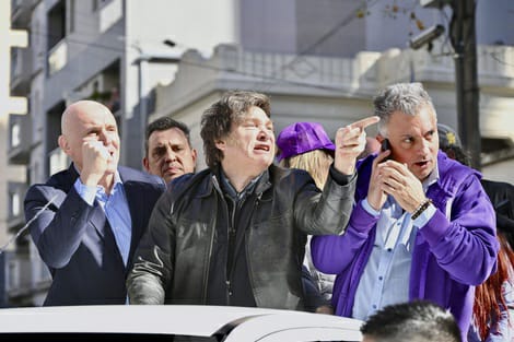 Caos en la caravana de Milei: protestas, piedras y acusaciones de coimas sacuden su campaña en Lomas de Zamora