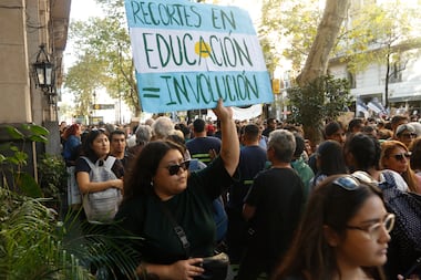¡los estudiantes marchan contra el gobierno libertario!
