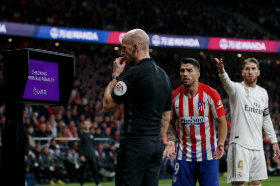 ¿Espectáculo vacío? El fútbol se disuelve entre tanta promoción y reglamentación.